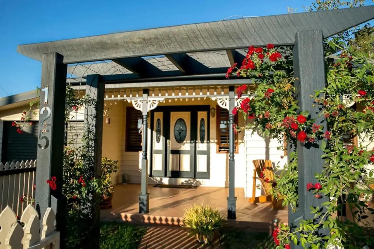 Luxury Pumicestone Cottage - Beach Charm - Za7 Golden Beach Apartment