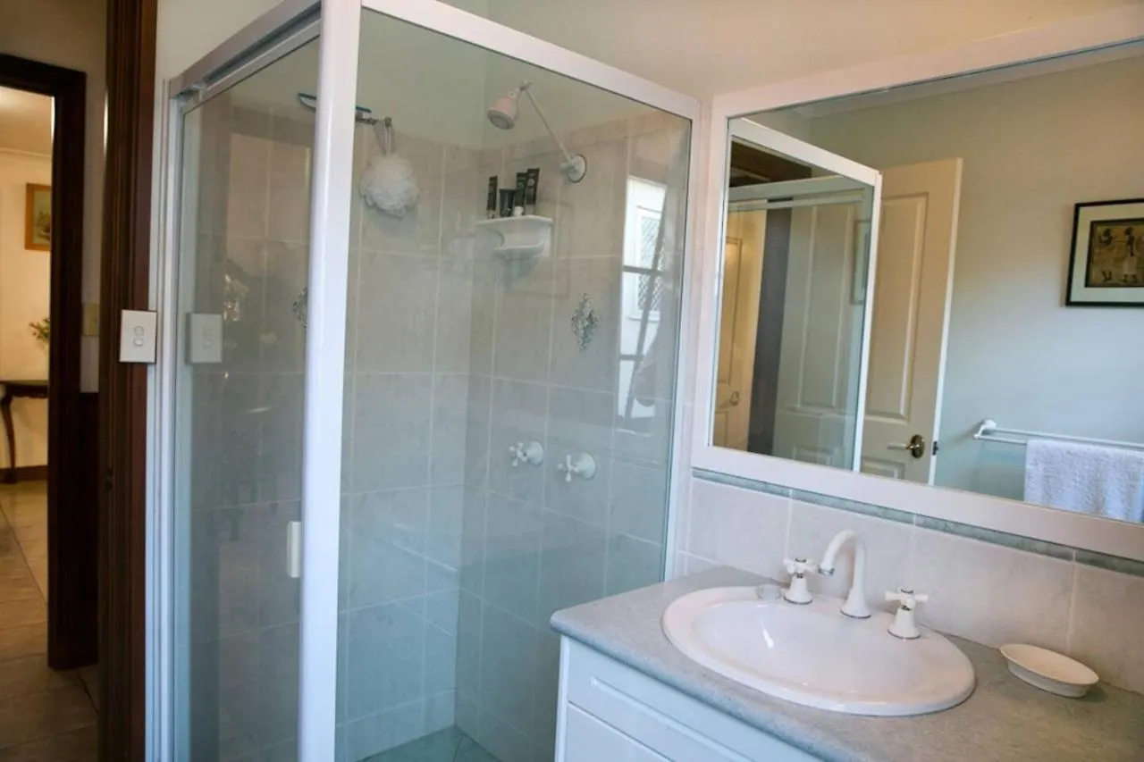 Apartment Luxury Pumicestone Cottage - Beach Charm - Za7 Golden Beach