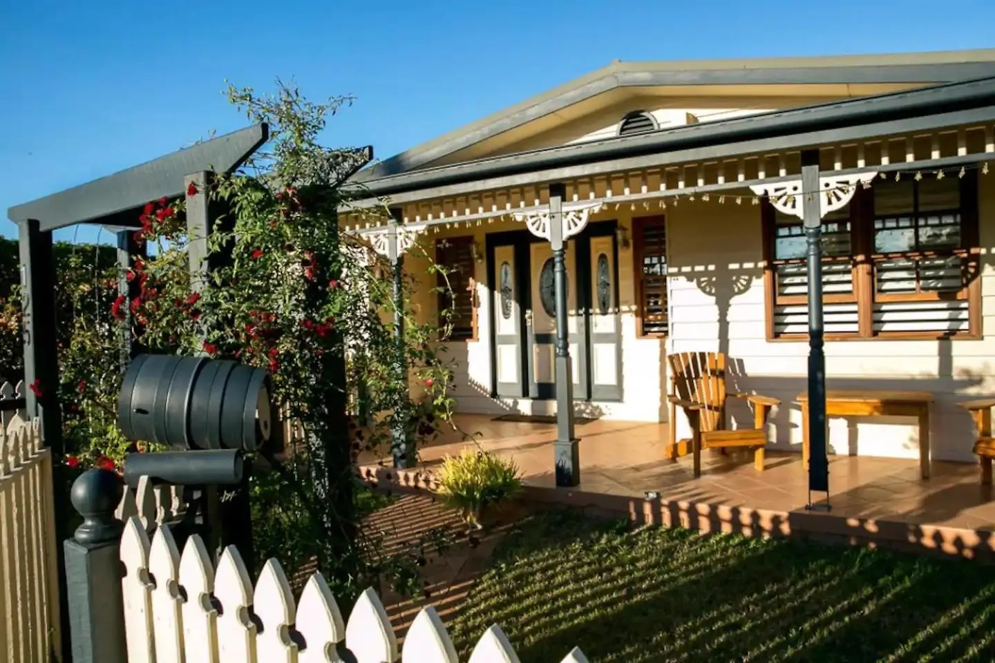 Apartment Luxury Pumicestone Cottage - Beach Charm - Za7 Golden Beach Australia